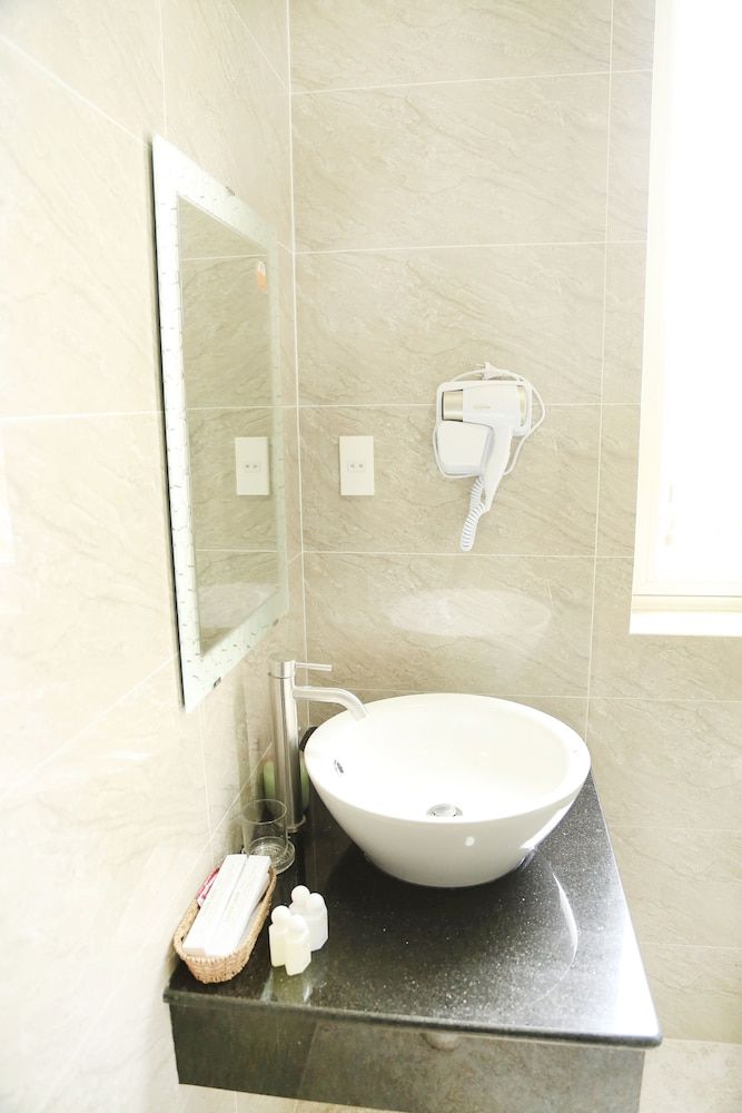 Sugar Land Villa Hotel Dalat Deluxe King Double Room with Balcony 8