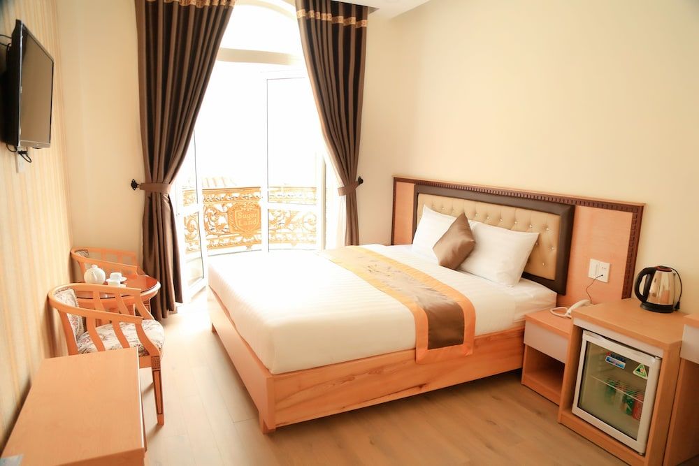 Sugar Land Villa Hotel Dalat Deluxe King Double Room with Balcony 2