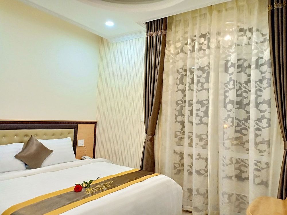 Sugar Land Villa Hotel Dalat Deluxe King Double Room with Balcony 4