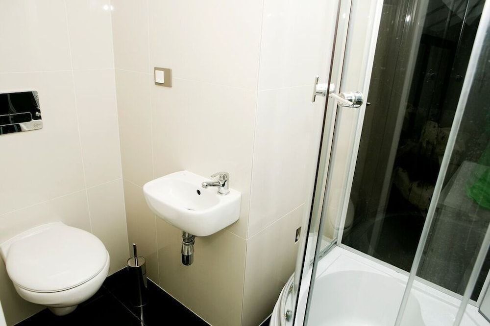 Studio Rental Central Warsaw Classic Double Room, 1 King Bed, Non Smoking, Courtyard View 4