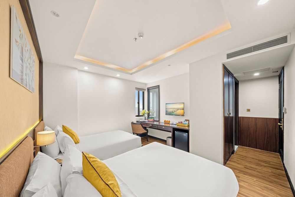Palazzo Da Nang Beach Hotel Deluxe Triple Room, City View 2