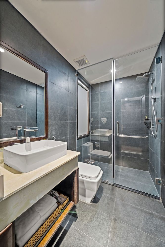 Palazzo Da Nang Beach Hotel Deluxe Triple Room, City View 7