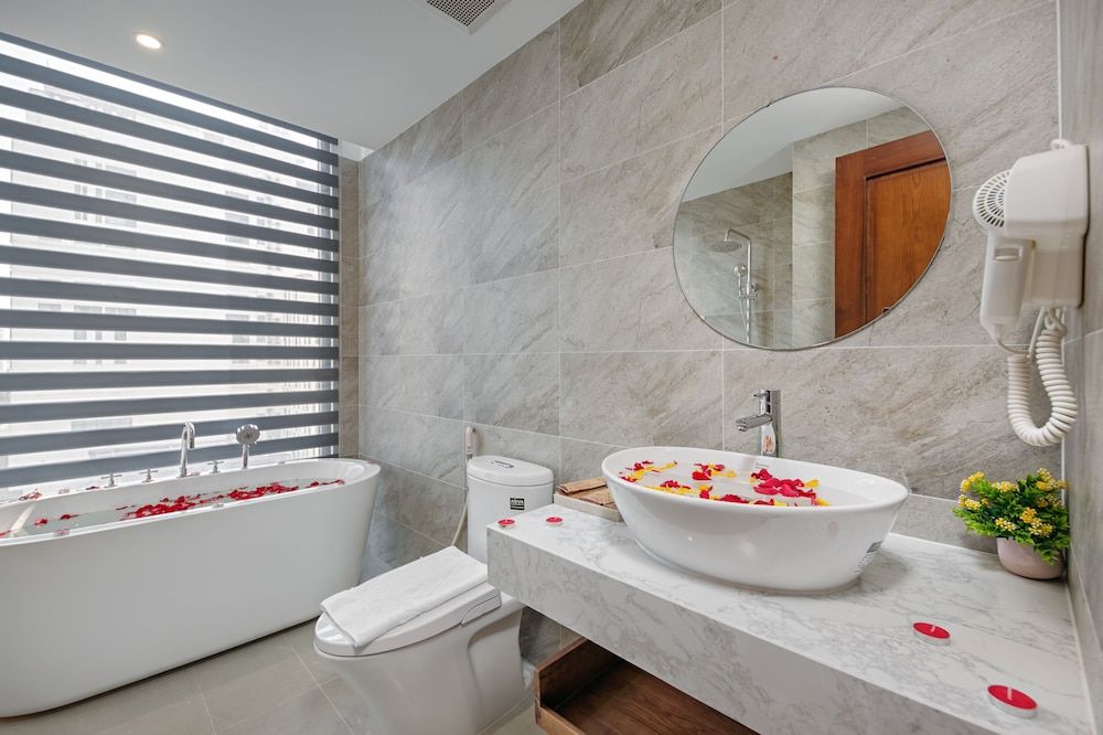 Menora Premium Da Nang Superior Double or Twin Room, Bathtub, Sea View 6