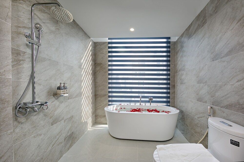 Menora Premium Da Nang Superior Double or Twin Room, Bathtub, Sea View 5