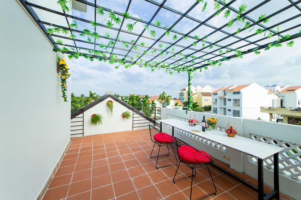 Nhu Y Homestay Deluxe Room 8