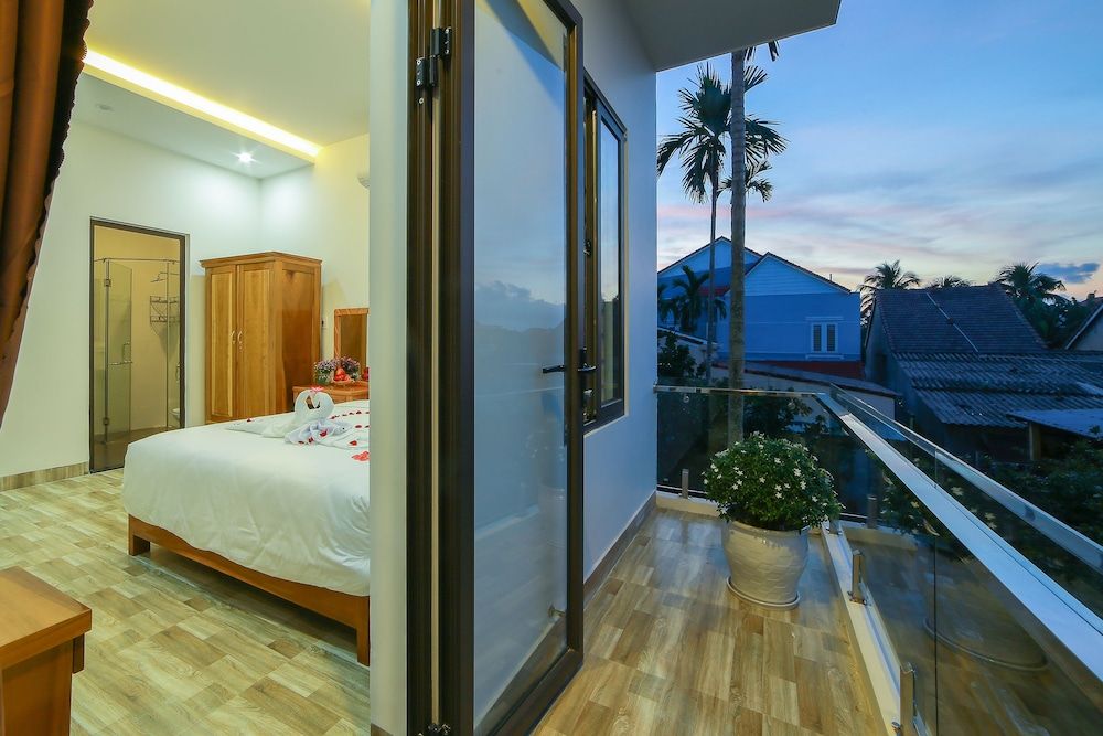 Nhu Y Homestay Deluxe Room 4