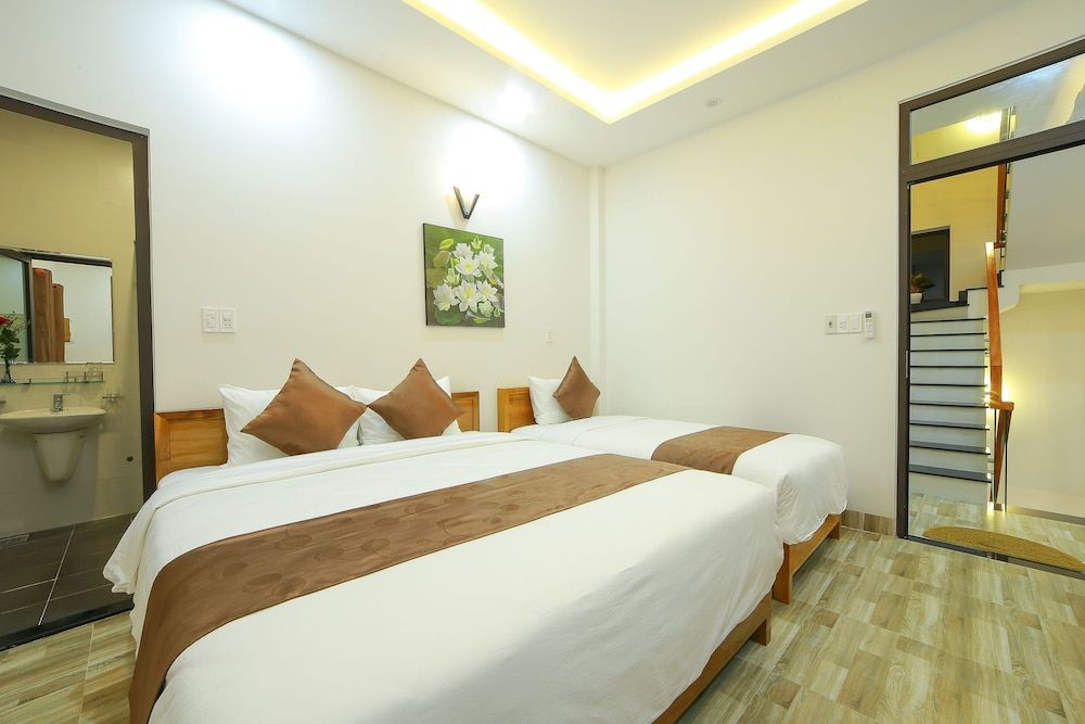 Nhu Y Homestay Superior Deluxe Room 6