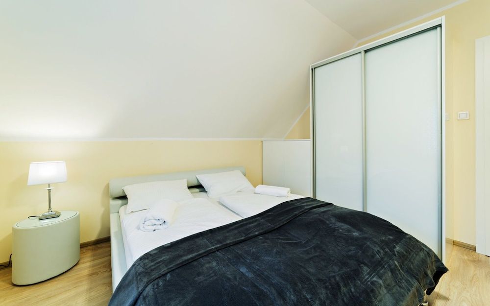 Apartment (81/2)