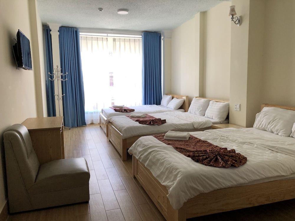 Van Minh Hotel Family Room 4