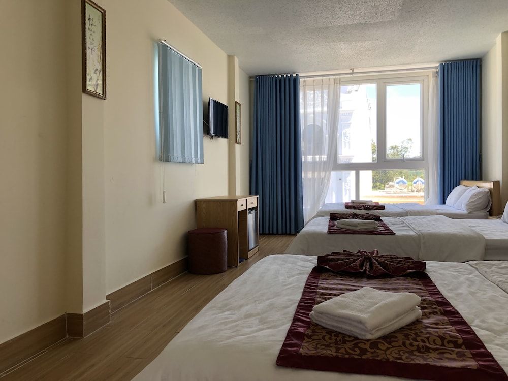 Van Minh Hotel Family Room 3