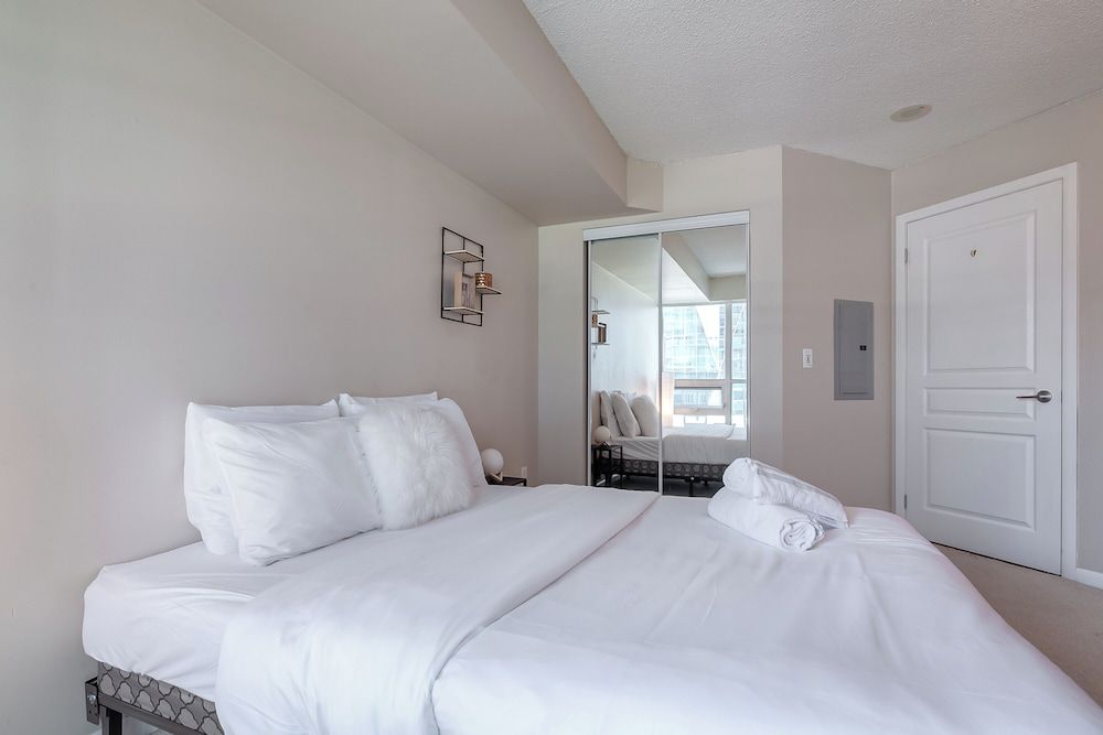 The Yonge Boutique Suites Superior Apartment, 1 Bedroom, Non Smoking, City View 4