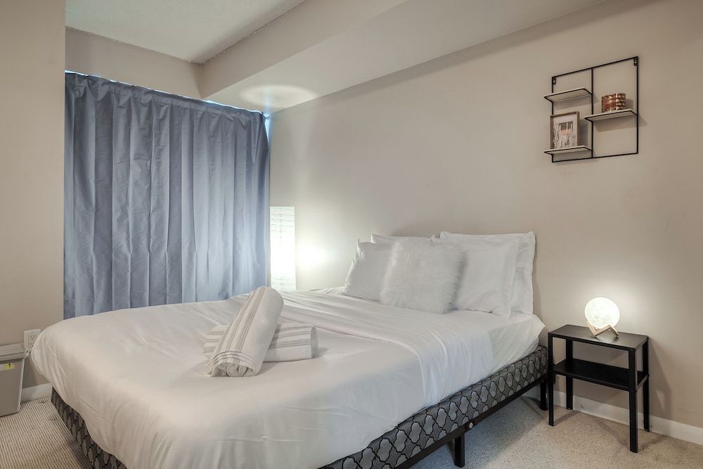 The Yonge Boutique Suites Superior Apartment, 1 Bedroom, Non Smoking, City View 2