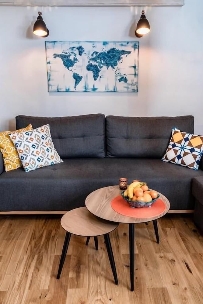 undefined Chmielna z Antresola 10