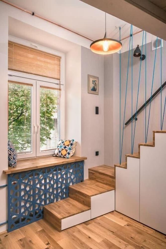 undefined Chmielna z Antresola 7