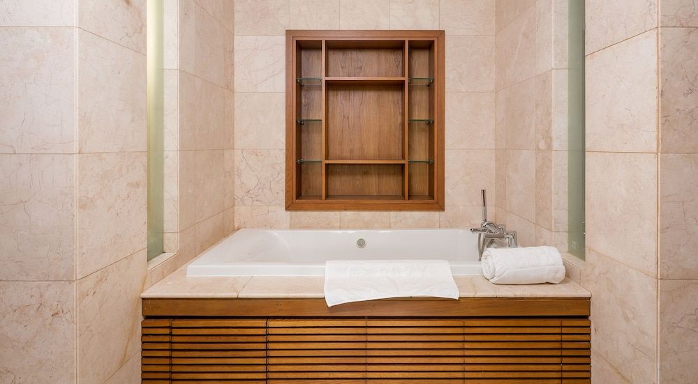 Deep Soaking Bathtub