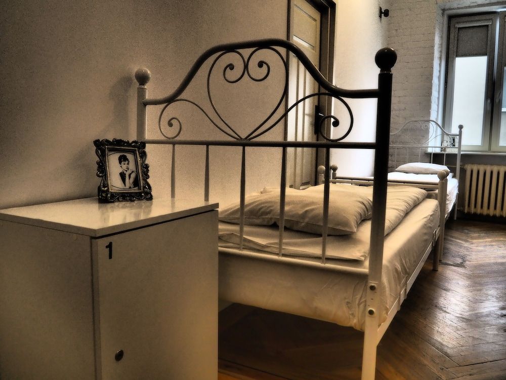 Twin Room (Violet)