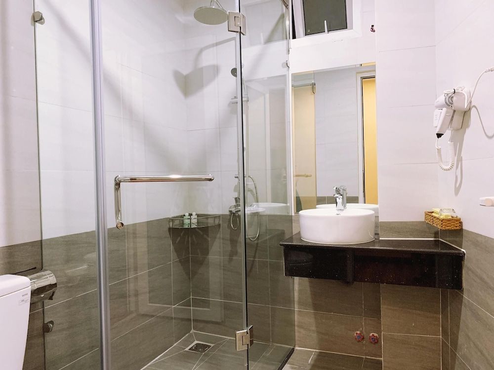 Hoang Minh Chau Ba Trieu Hotel Standard Family Room without Window 4