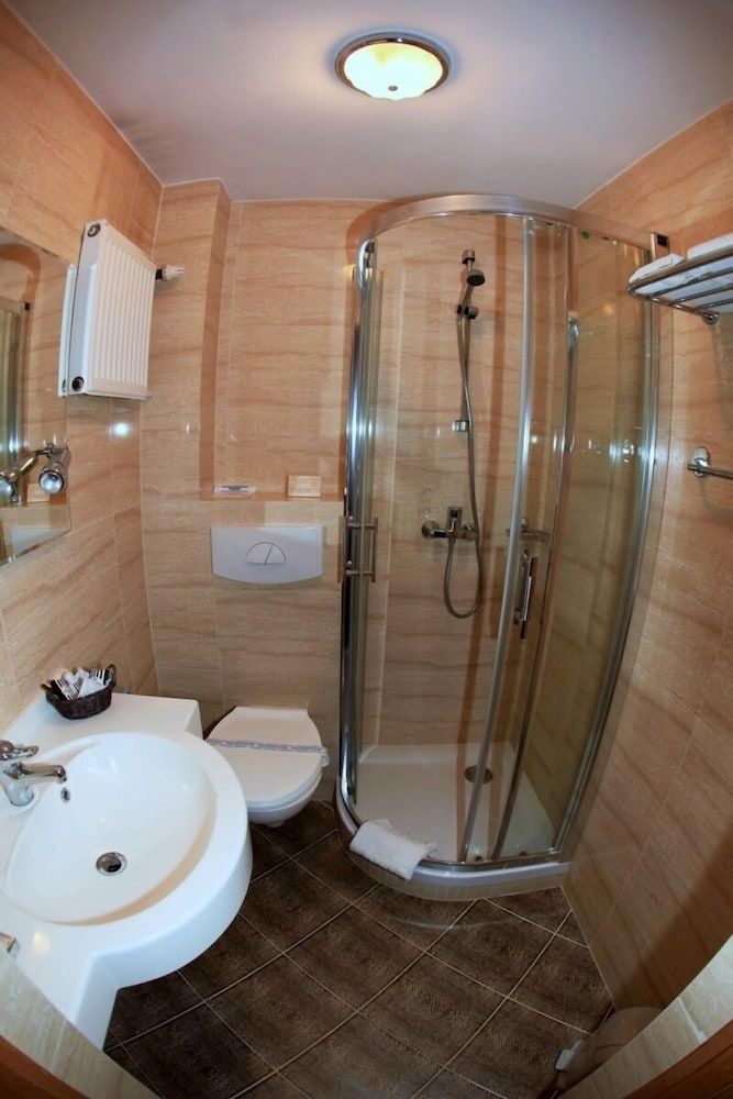 West Hotel Basic Double Room, 1 Queen Bed 6