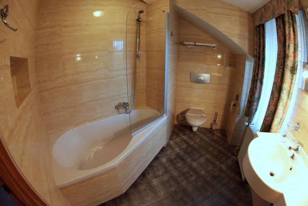 West Hotel Basic Double Room, 1 Queen Bed 5