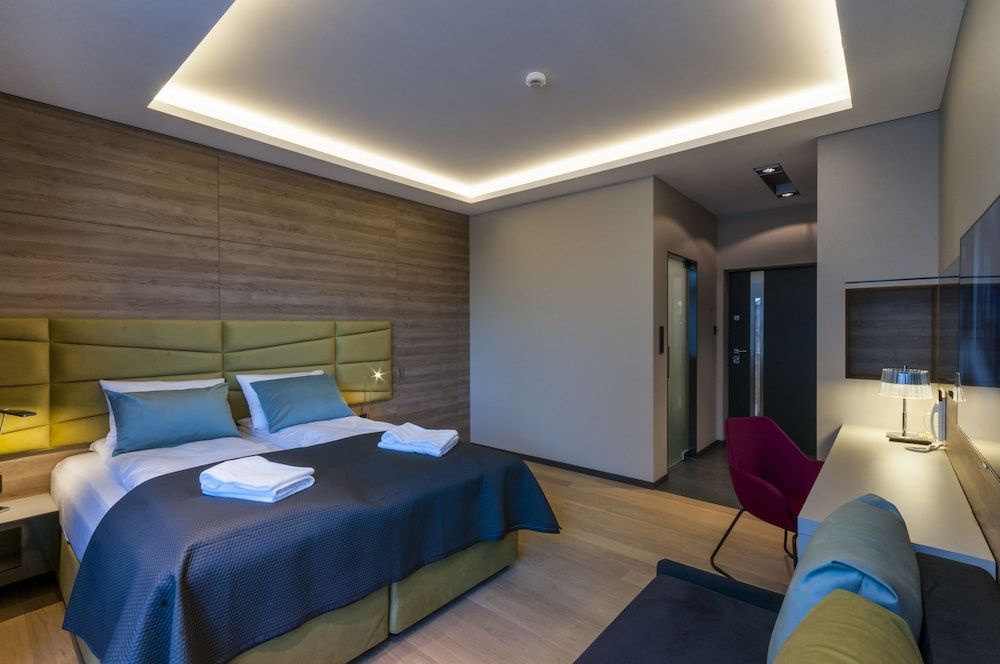 Deluxe Room, 1 King Bed with Sofa bed, Courtyard View (access to the patio - 5)