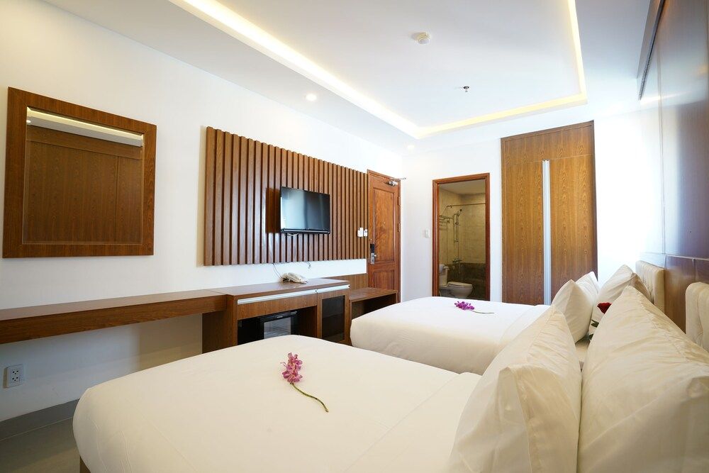 GIC Land 2 Hotel Deluxe Triple Room 8