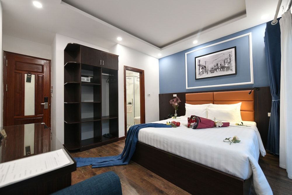 Hanoi Elpis Central Hotel Honeymoon Double or Twin Room, Balcony, City View 10