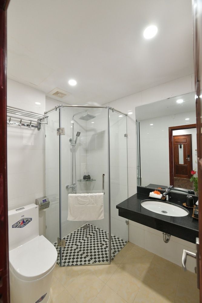 Hanoi Elpis Central Hotel Deluxe Triple Room 11