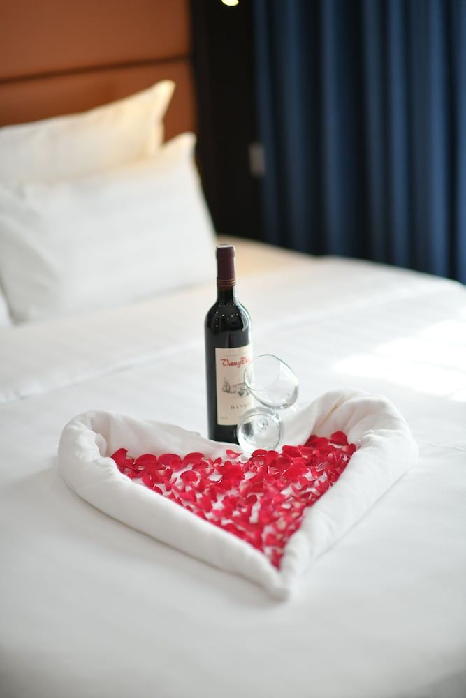 Hanoi Elpis Central Hotel Honeymoon Double or Twin Room, Balcony, City View 2