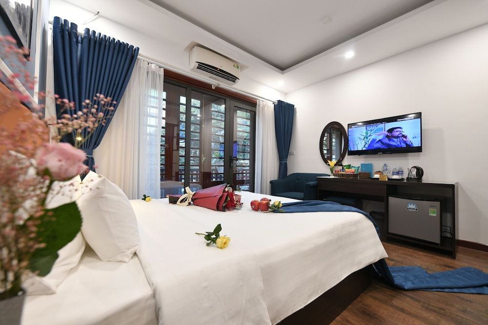 Hanoi Elpis Central Hotel Honeymoon Double or Twin Room, Balcony, City View 11