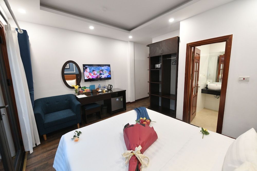 Hanoi Elpis Central Hotel Honeymoon Double or Twin Room, Balcony, City View 16