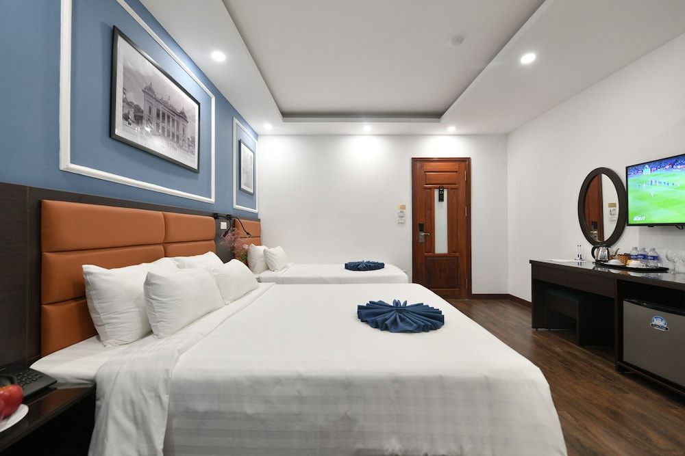 Hanoi Elpis Central Hotel Deluxe Triple Room 6