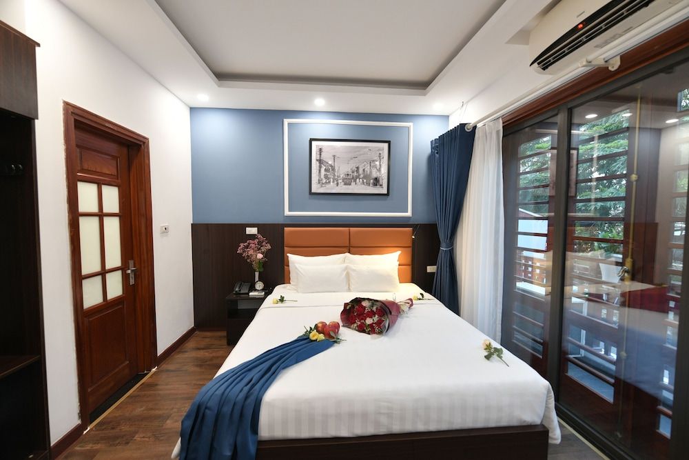 Hanoi Elpis Central Hotel Honeymoon Double or Twin Room, Balcony, City View 7