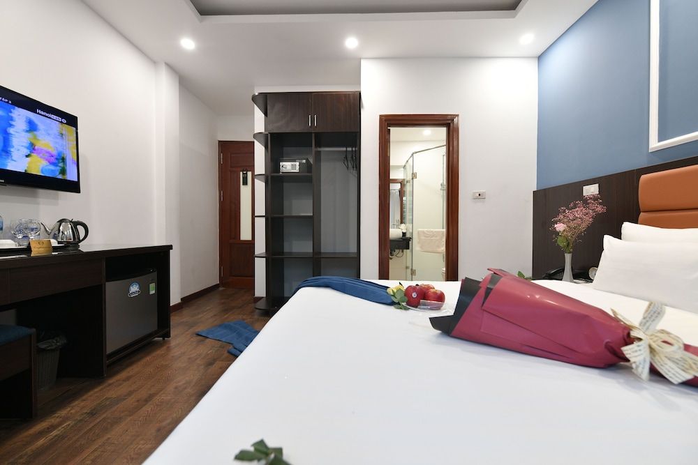 Hanoi Elpis Central Hotel Honeymoon Double or Twin Room, Balcony, City View 12