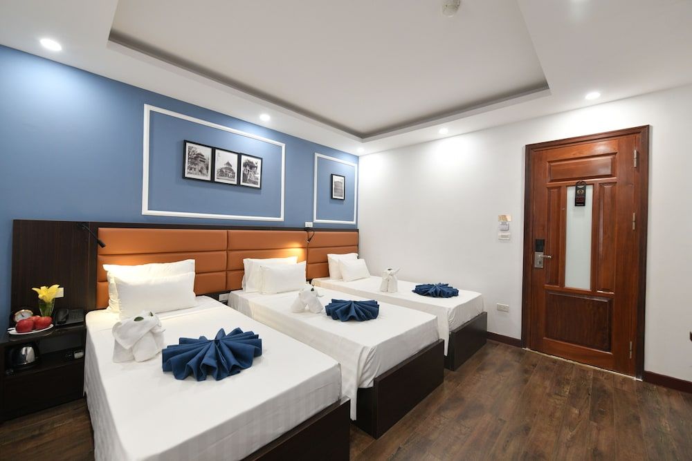 Hanoi Elpis Central Hotel Deluxe Triple Room 2