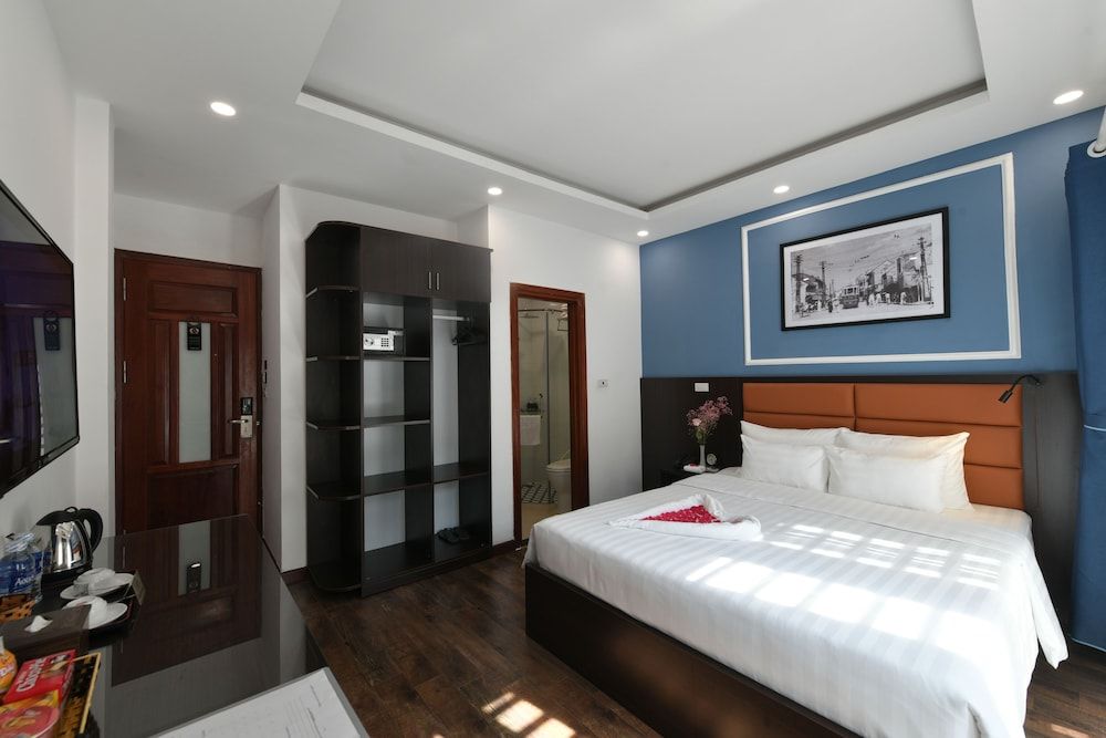 Hanoi Elpis Central Hotel Honeymoon Double or Twin Room, Balcony, City View 6