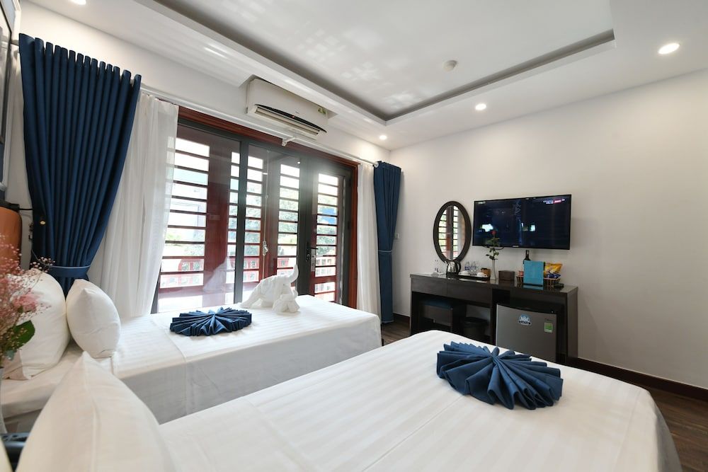 Hanoi Elpis Central Hotel Honeymoon Double or Twin Room, Balcony, City View 4