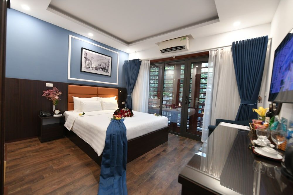 Hanoi Elpis Central Hotel Honeymoon Double or Twin Room, Balcony, City View 8