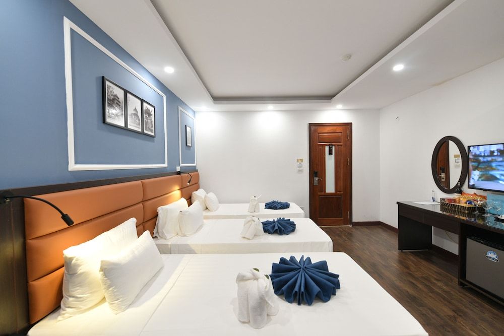 Hanoi Elpis Central Hotel Deluxe Triple Room 3
