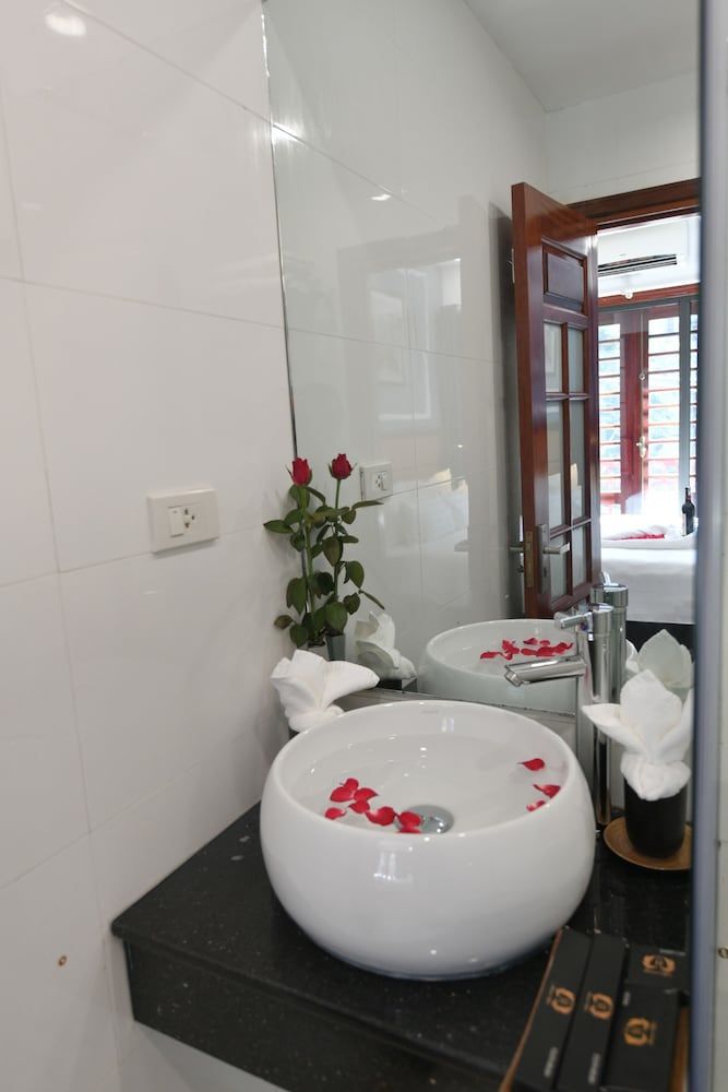 Hanoi Elpis Central Hotel Honeymoon Double or Twin Room, Balcony, City View 19
