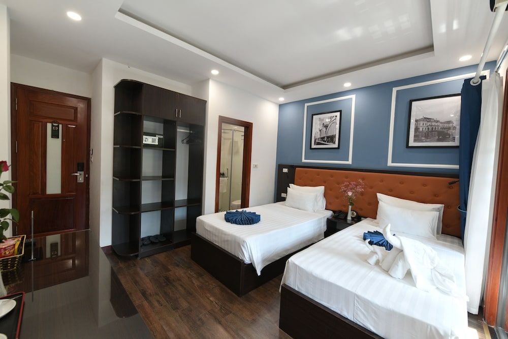Hanoi Elpis Central Hotel Honeymoon Double or Twin Room, Balcony, City View 3