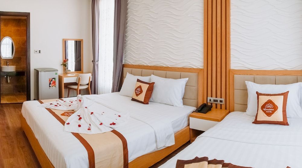 Sunshine Hotel Triple Room 4