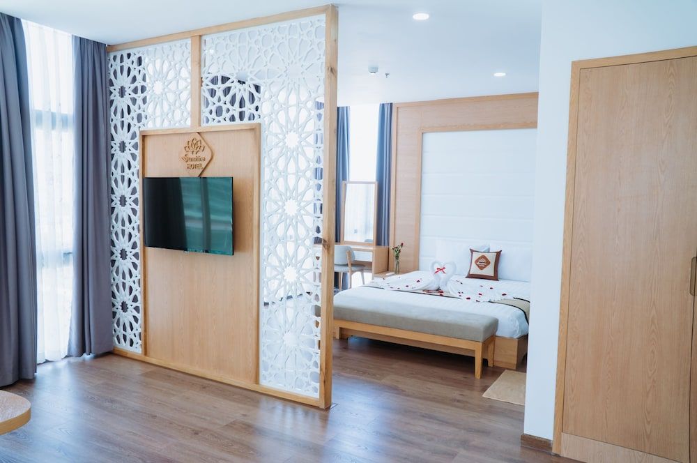 Sunshine Hotel VIP Room 6