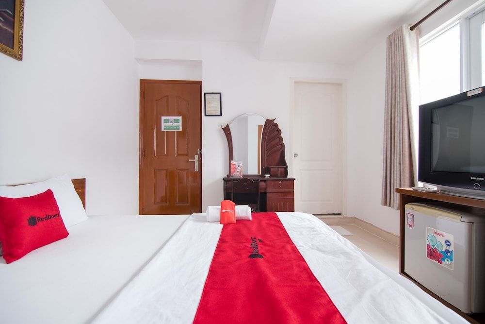 undefined Reddoorz Plus Near Thao Dien 5