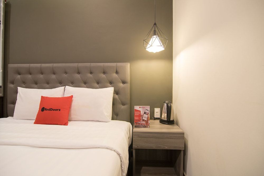 undefined RedDoorz Plus near Saigon Centre 8