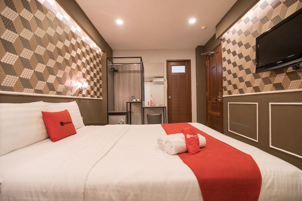 undefined RedDoorz Plus near Saigon Centre 10