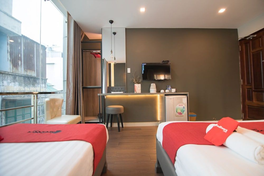 undefined RedDoorz Plus near Saigon Centre 7