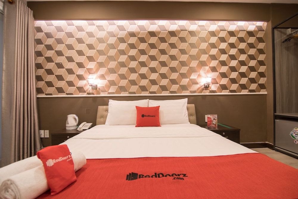 RedDoorz Plus near Saigon Centre Deluxe Room 4