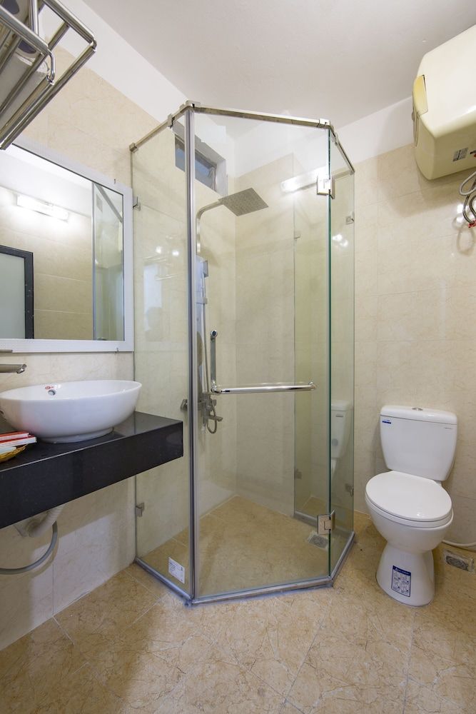 Camel City Hotel Deluxe Triple Room 9