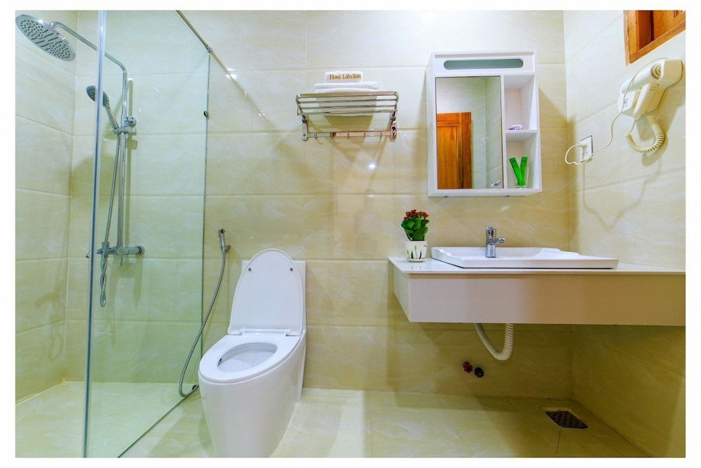 Lien Son Hotel Da Lat Deluxe Quadruple Room, City View 9