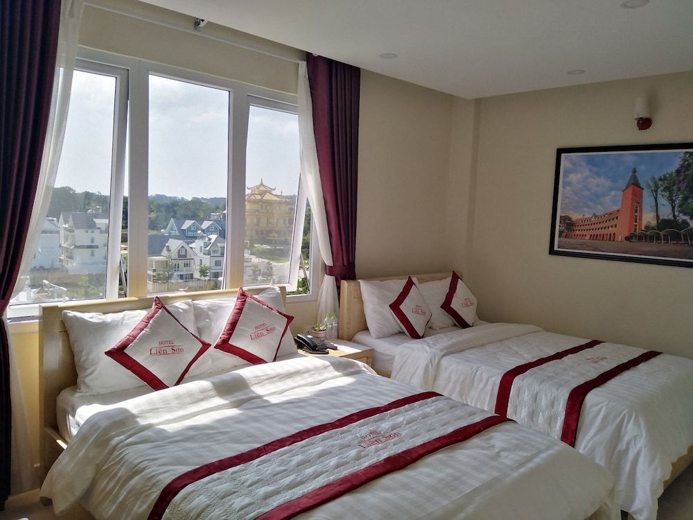 Lien Son Hotel Da Lat Deluxe Quadruple Room, City View 7